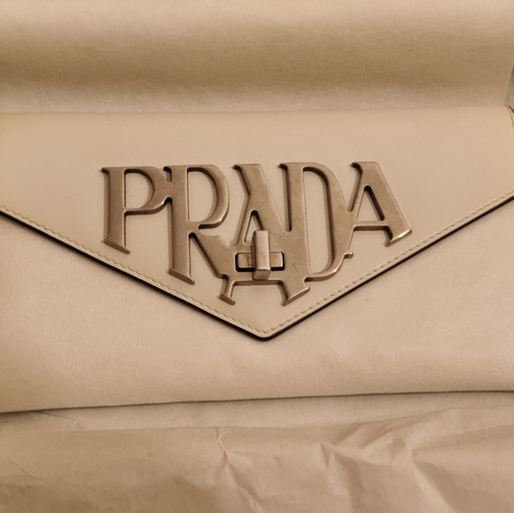 PRADA - Picture 3 of 5